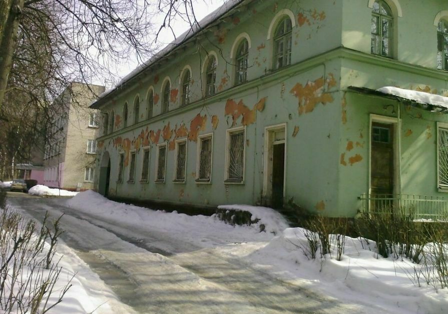 Одни "оптимизированные" корпуса Видновской больницы превратились в пристанище для бомжей, другие - сданы в аренду.