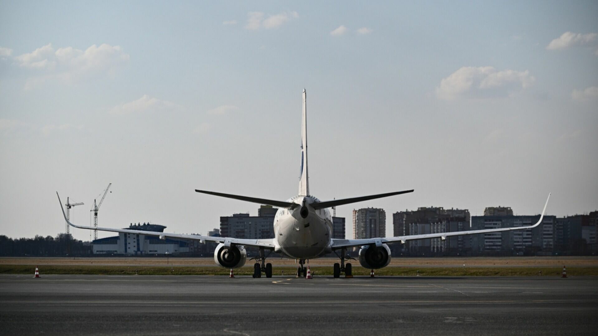 Два самолета не смогли приземлиться в аэропорту Петербурга из-за метели