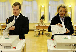 Президент РФ с супругой и премьер проголосовали на выборах в Думу