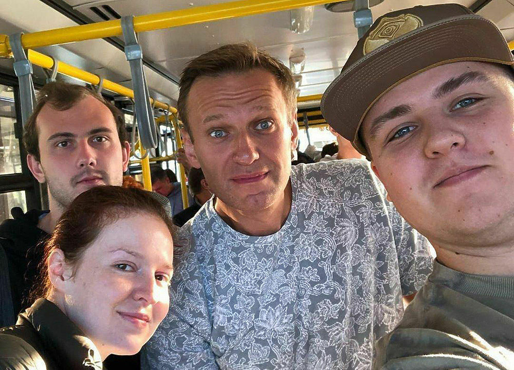 Алексей Навальный со своими сторонниками