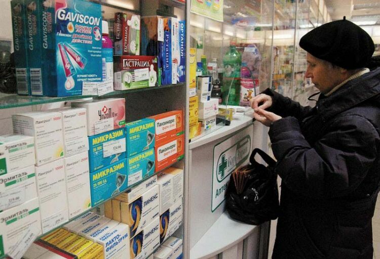 Лекарства в РФ подорожают примерно на 20% в 2015 году - Медведев