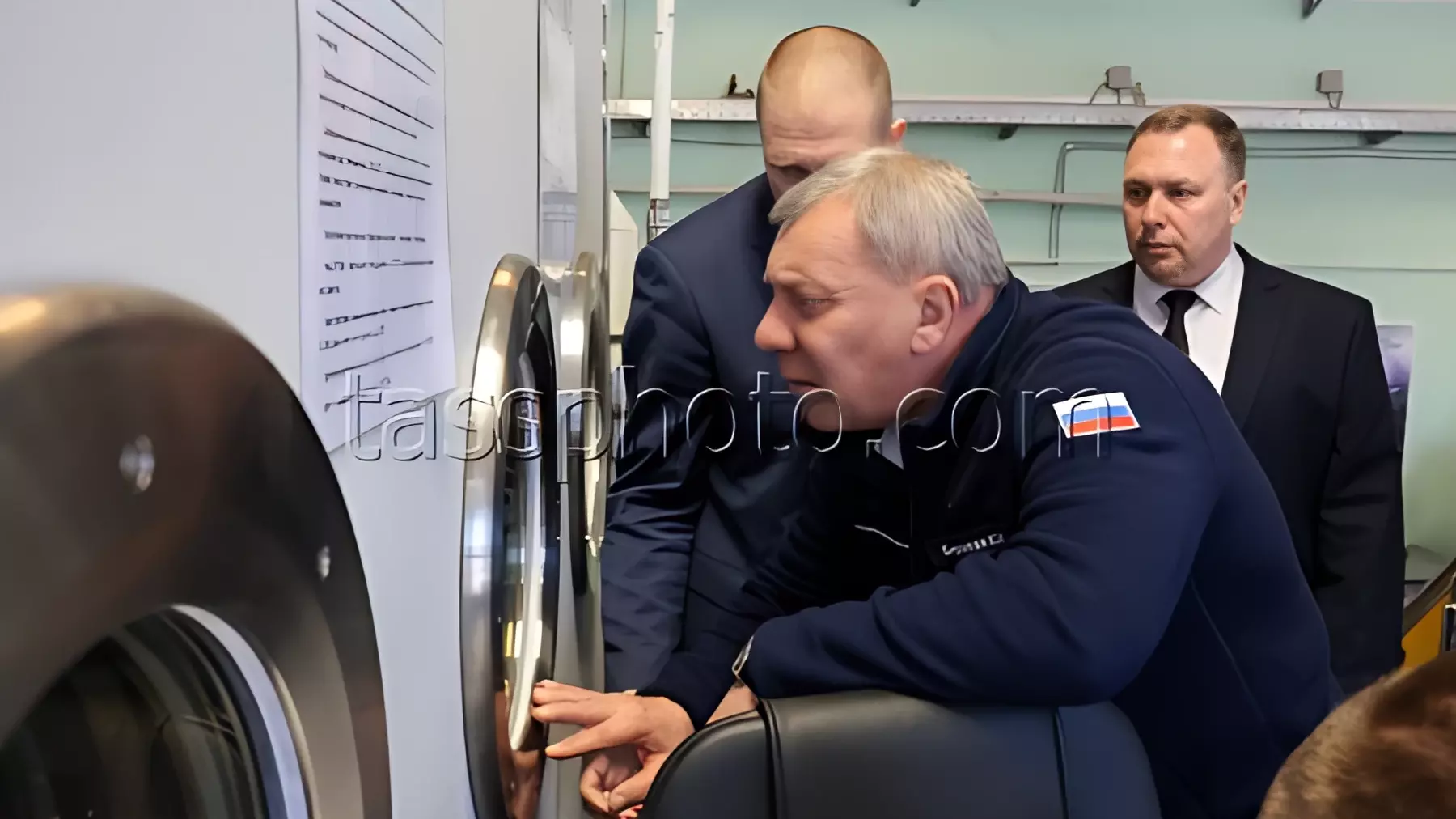 Генеральный директор Госкорпорации «Роскосмос» Юрий Борисов осматривает оборудование. Все чаще производствам приходится закупать китайские станки