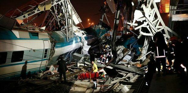 Крушение поезда в Турции: четверо погибших, десятки раненых