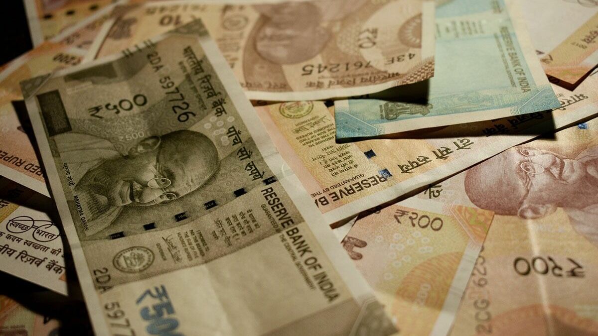 СМИ: российские компании провели первые сделки с расчетами в рупиях
