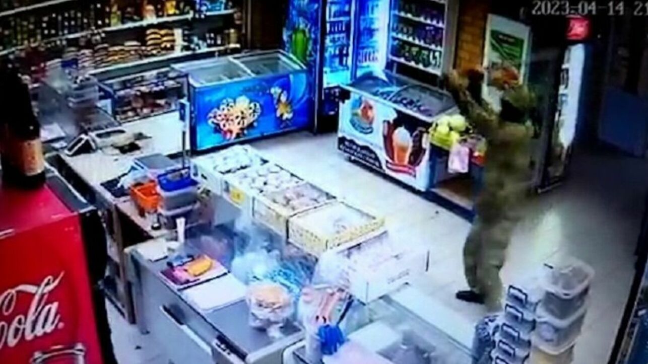Вооруженный ломом покупатель устроил погром в магазине после замечания продавцов