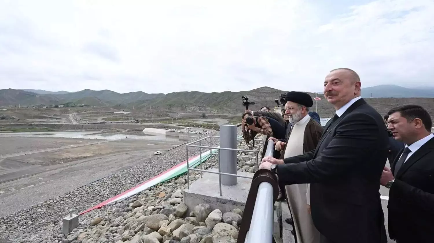 Президенты Азербайджана и Ирана Ильхам Алиев и Сейед Эбрахим Раиси в воскресенье приняли участие в церемонии открытия и ввода в эксплуатацию двух гидроузлов на азербайджано-иранской границе