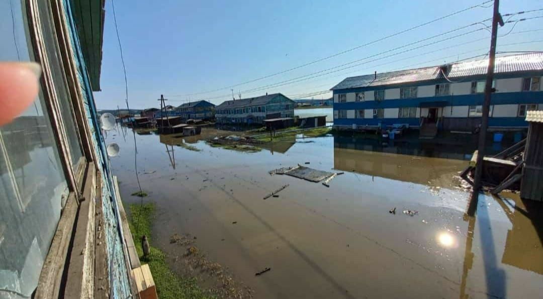 В Якутии вода прорвала дамбу и затопила Верхоянск