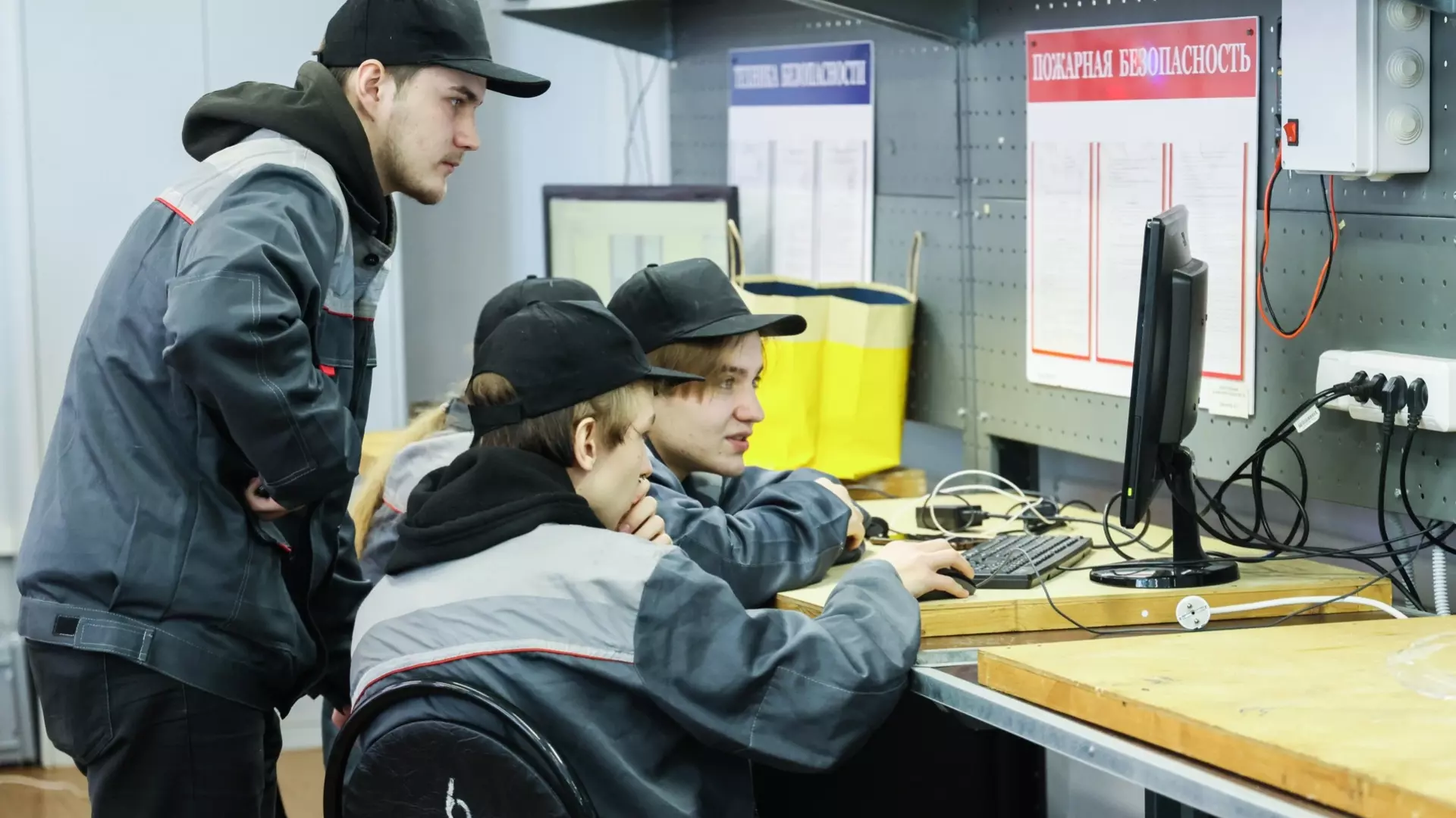 Молодые кадры осваивают сборку дронов в мастерской Промышленного колледжа энергетики и связи