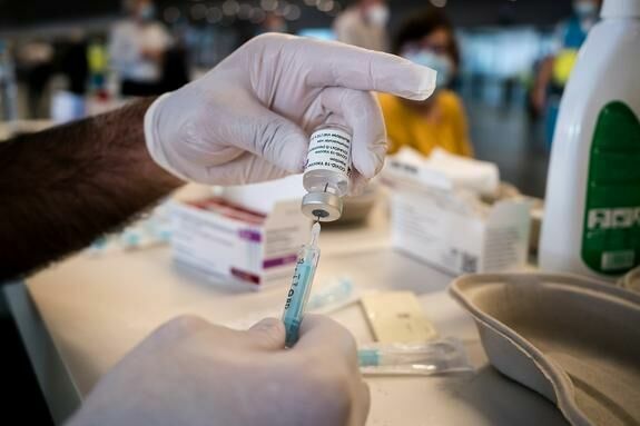 Нидерланды приостановили вакцинацию AstraZeneca из-за побочных действий препарата