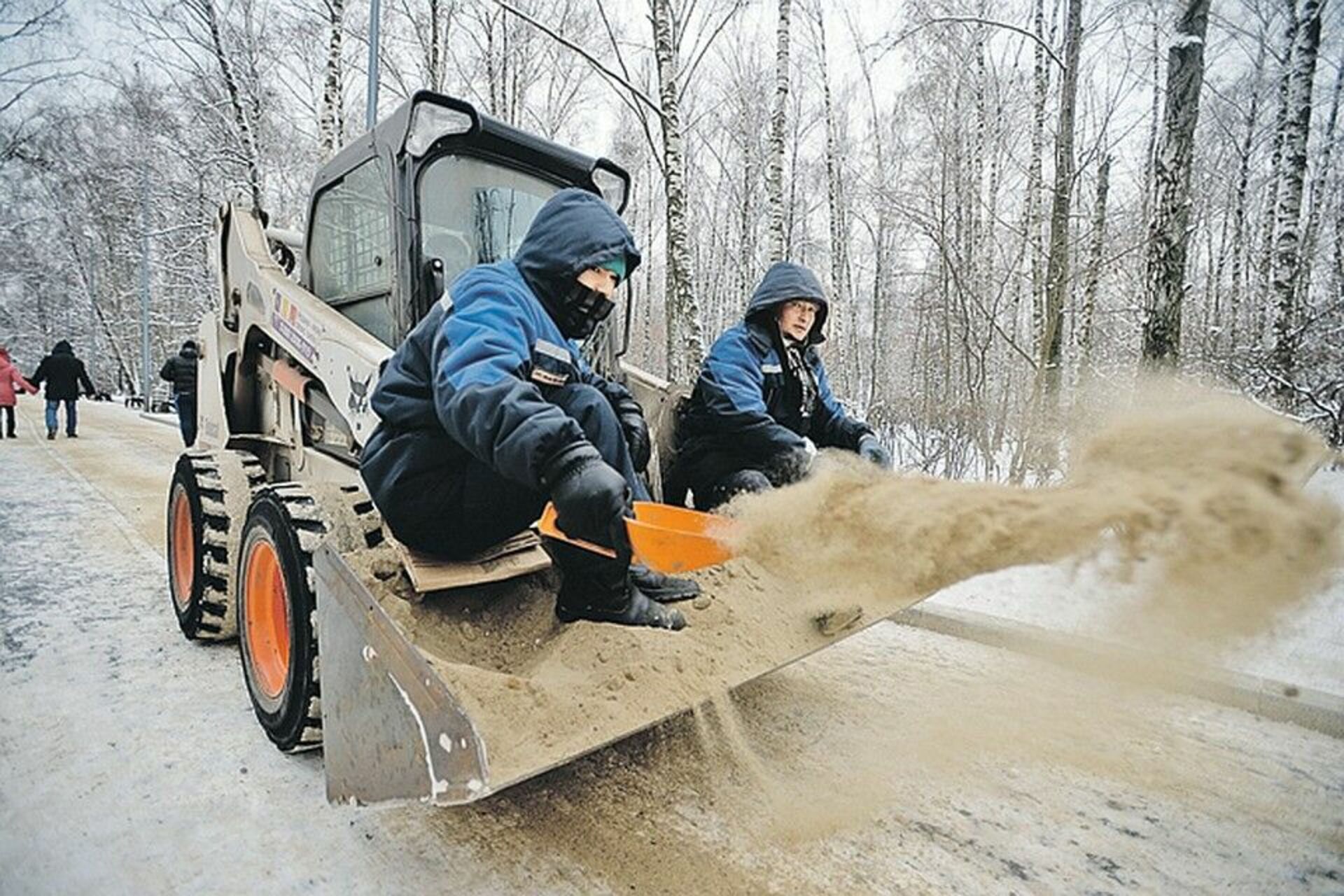Удаление реагентов. Посыпают дороги зимой. Песок на дороге зимой. Машины для уборки снега на дорогах. Противогололедные реагенты.