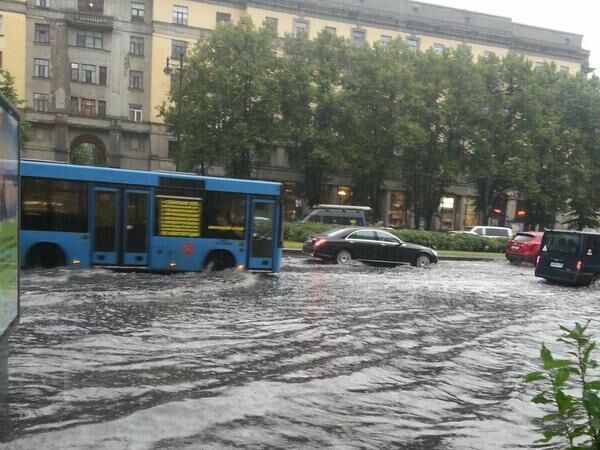 В Петербурге ливень затопил аэропорт и ТЦ
