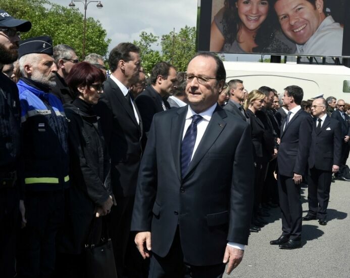 Во Франции полицейский отказался пожать руку Франсуа Олланду