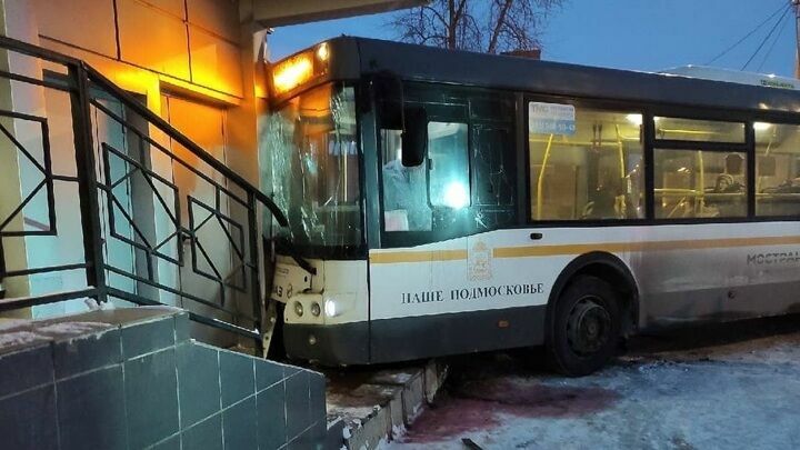 Десять человек пострадали при аварии с автобусом в Подмосковье