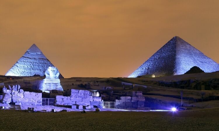 У пирамид Гизы в Египте по ночам разрешили проводить частные праздники