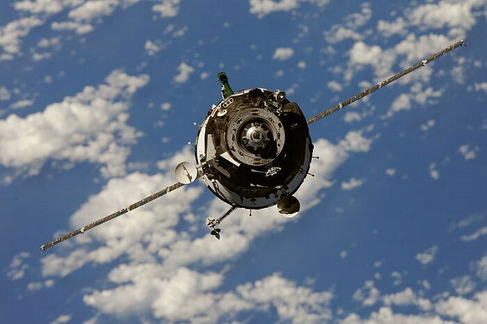 Дело о дыре в обшивке: космонавтам на МКС поручили собирать "вещдоки"