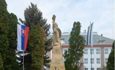 В Словакии осквернили памятник красноармейцам, нарисовав на нем символ "Азова"*