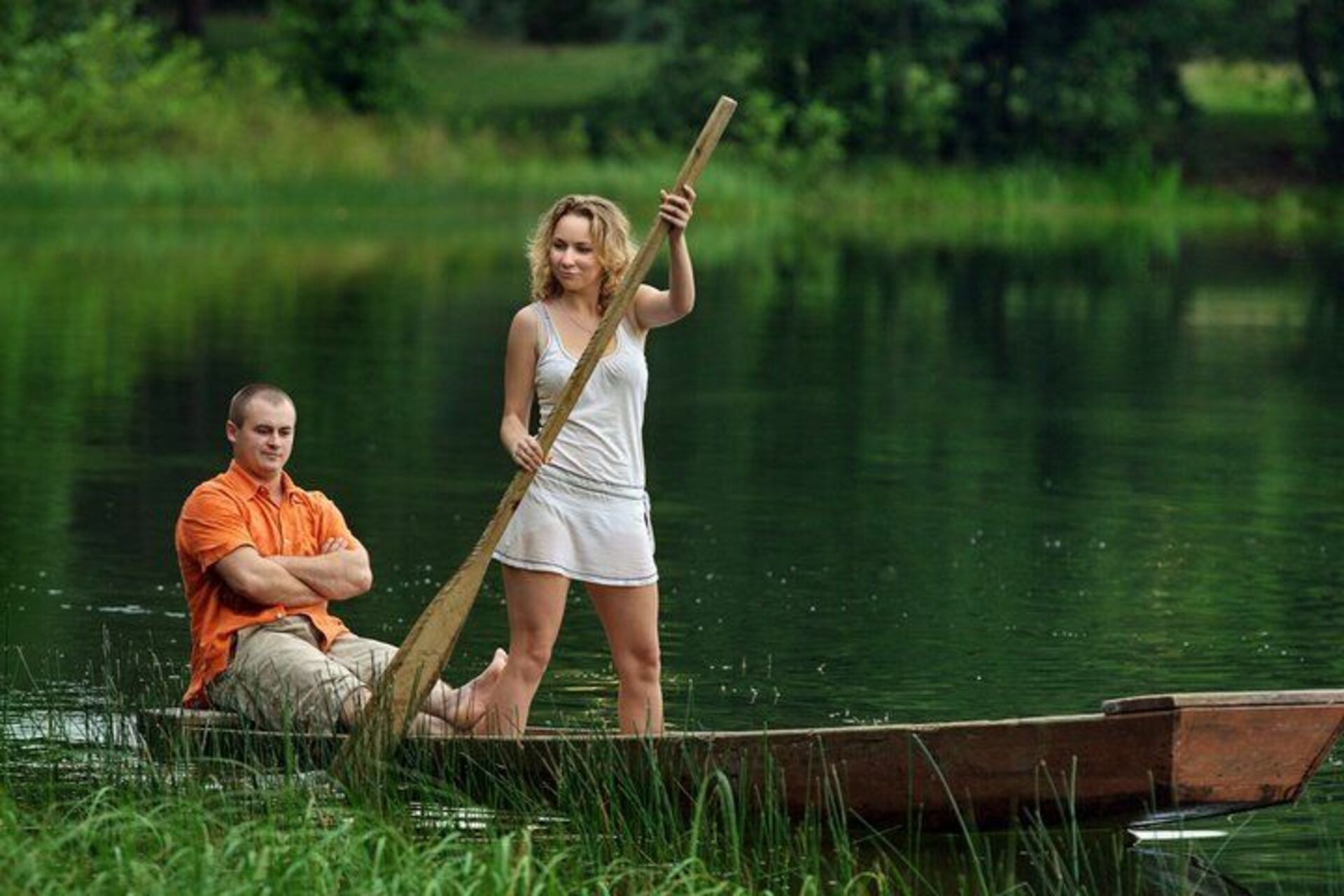 Муж ловит жену. Девушка на лодке с веслами. Мужчина и женщина на рыбалке. Приколы на речке. Женщина и мужчина рыбачат.