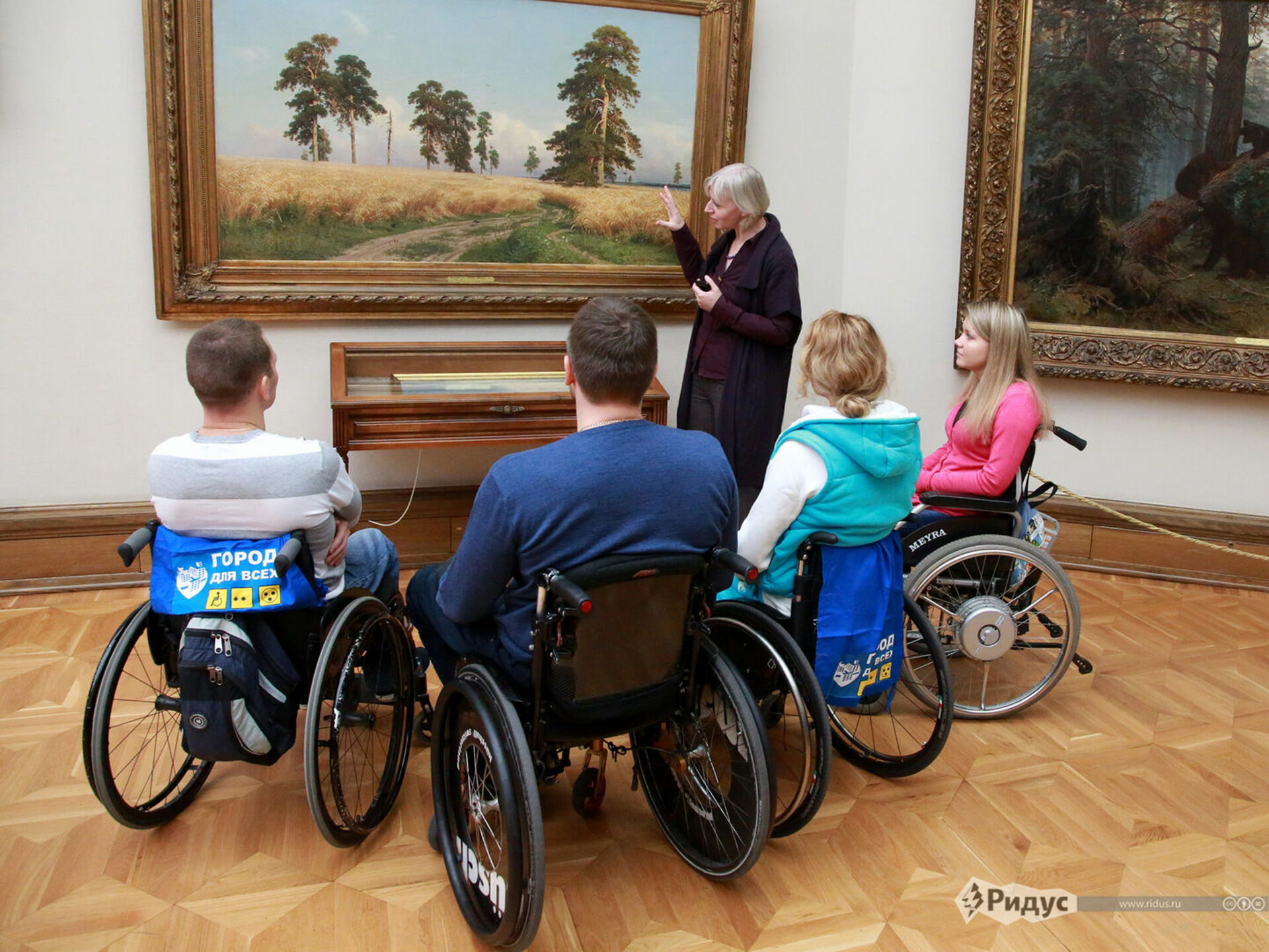 Поддержка общество инвалидов. Музеи для людей с ограниченными возможностями. Экскурсии для инвалидов. Инвалиды в музее. Доступная среда для инвалидов колясочников.