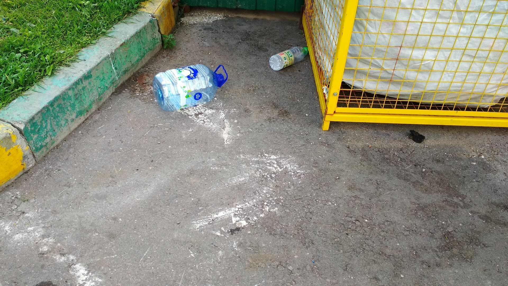 Раздосадованные тем, что пластиковые бутылки выбросить некуда, москвичи не доносят их даже до стоящих в двух шагах обычных контейнеров