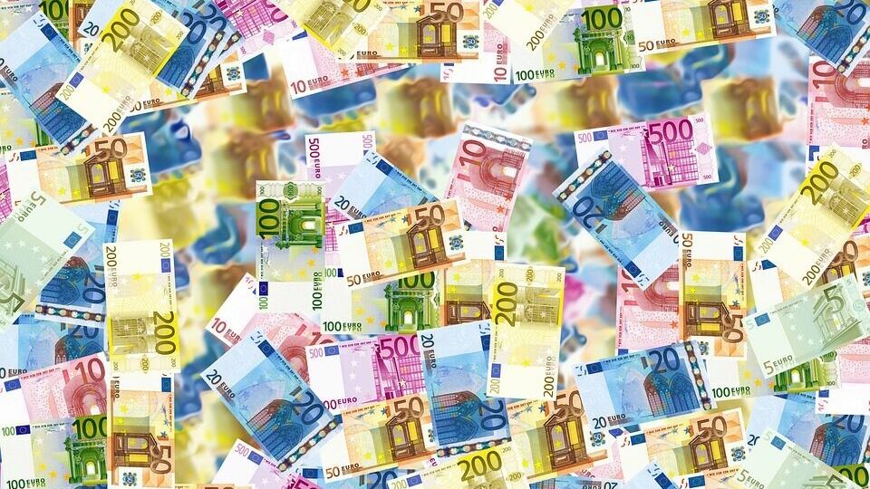 Евро поднялся выше 89 рублей впервые за год