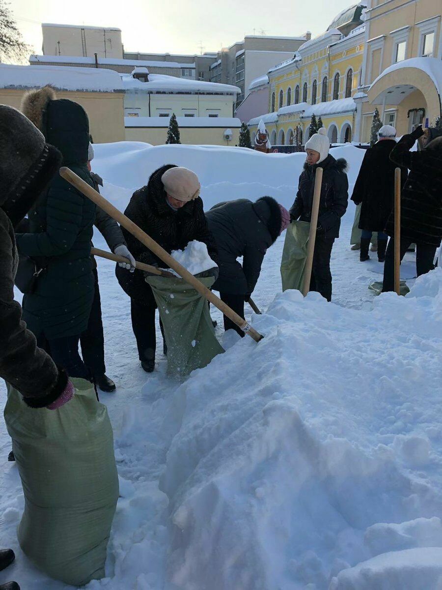 Рабство, да и только: в Саратове учителей согнали на уборку снега