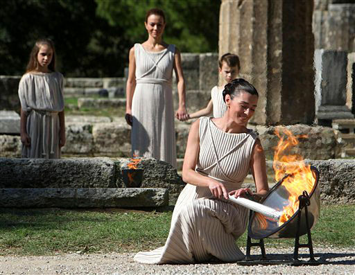 Греческие жрицы зажгли запасной огонь зимней Олимпиады-2010