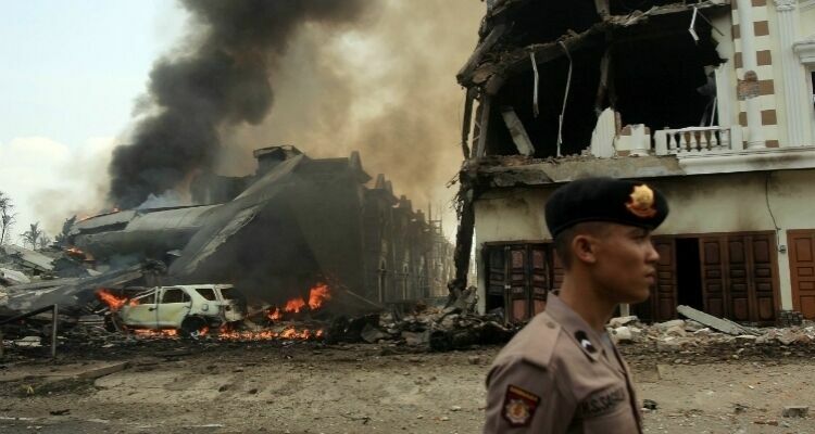На борту самолета, разбившегося в Индонезии, было 122 человека
