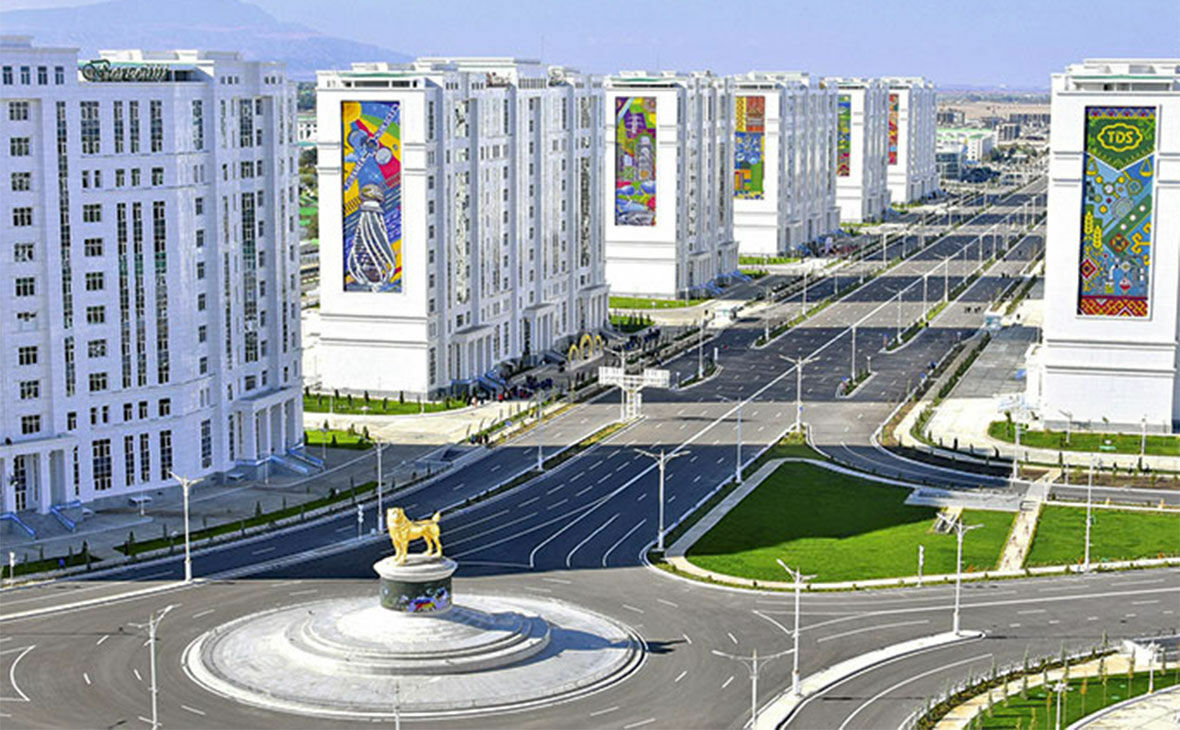 Глава Туркменистана торжественно открыл золотой памятник алабаю