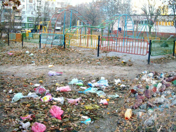 В Казани местные жители закидали детскую площадку строительным мусором