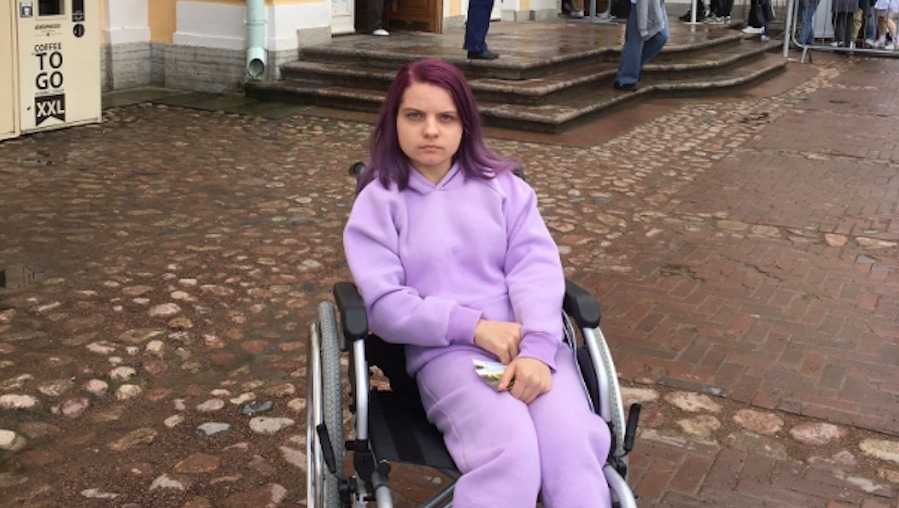Лестницу жалко: в музей Петергофа не пустили девушку в инвалидной коляске