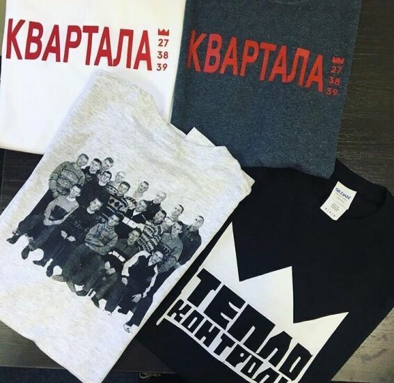 Жители Казани возмущены футболками c названиями ОПГ и фото бандитов