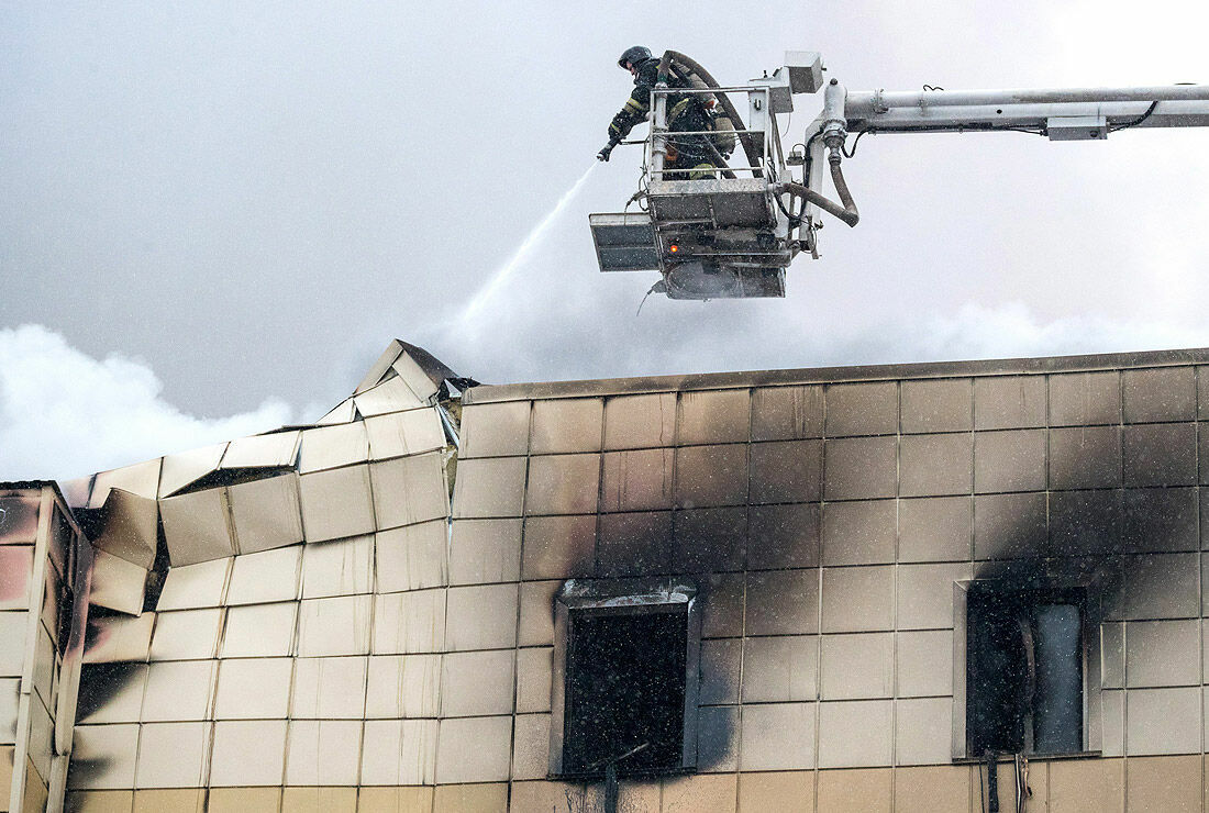 Пожарные ликвидировали открытое горение в ТЦ "Зимняя вишня" в Кемерово
