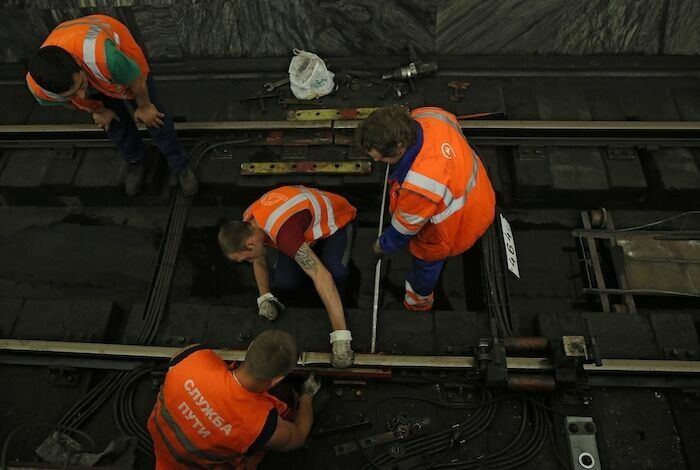 На закрытых станциях метро Сокольнической линии работают 1200 ремонтников