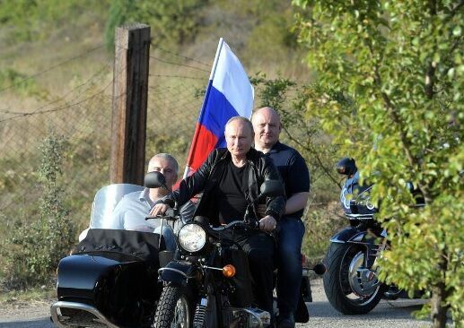 Путина решили не штрафовать за езду без шлема на мотоцикле