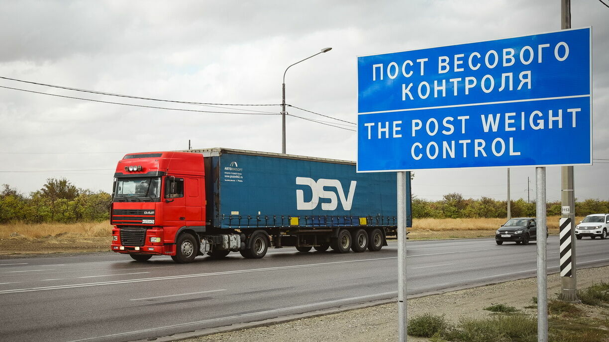 Поток грузовиков между Москвой и Петербургом упал на 40%