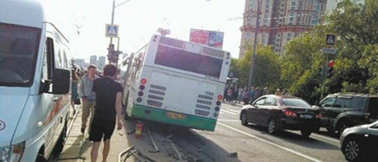 В Омской области из-за ДТП на остановке погибли четыре человека