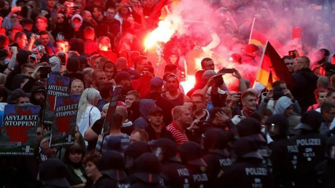 В Германии произошли массовые столкновения между правыми и левыми