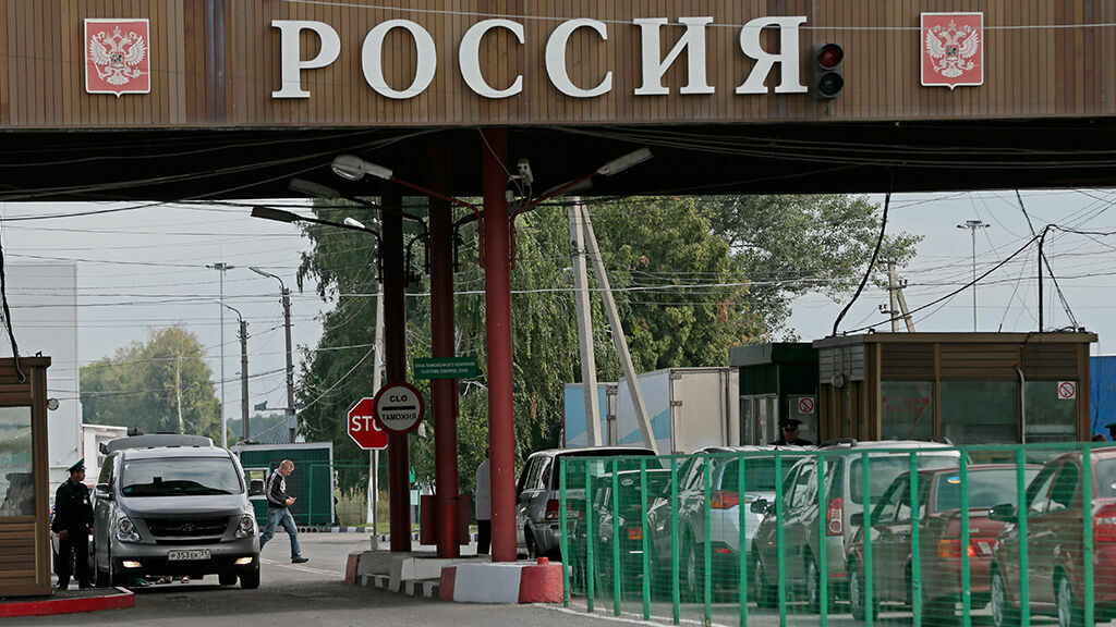 Открылся первый центр выдачи российских паспортов жителям Донбасса