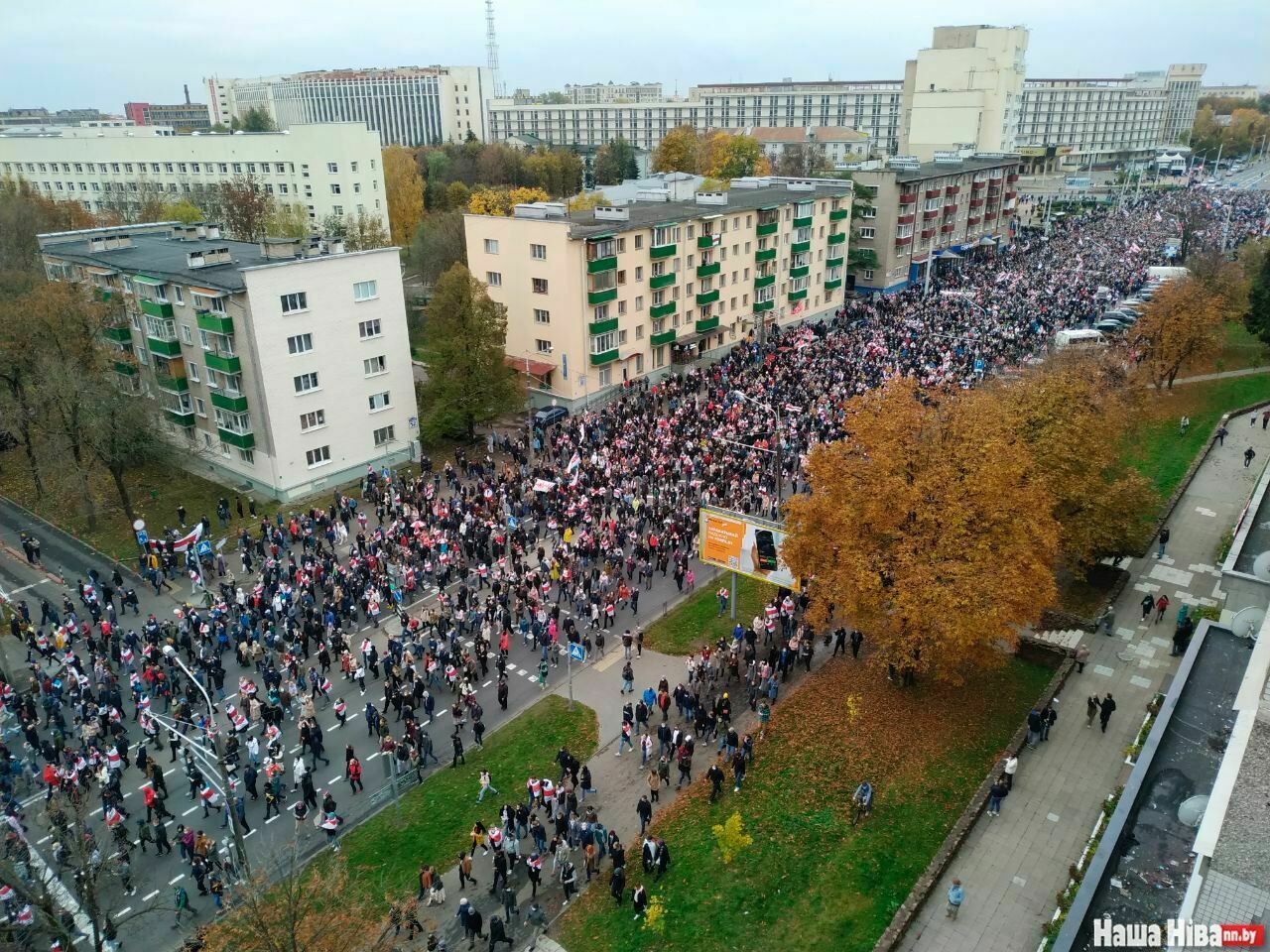 На акцию протеста в центре Минска вновь вышло до 100 тысяч человек