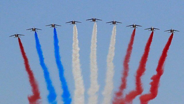 Фото дня: на флаге Франции появился четвертый цвет