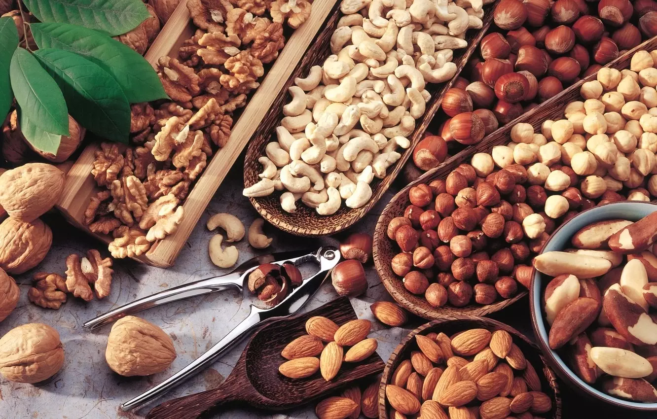 Небольшая горсть несоленых смешанных орехов или семян содержит около 175 калорий и 14 г жира