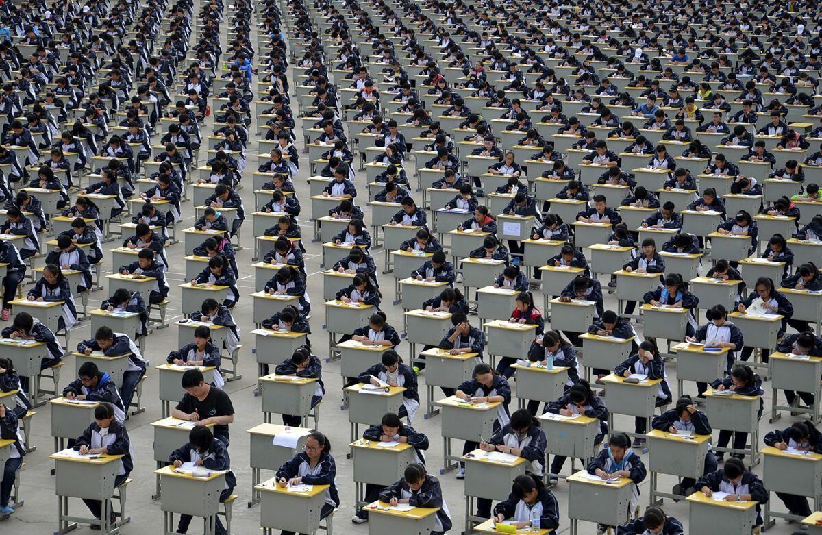 Сдача экзаменов на открытом воздухе в средней школе в городе Ичуань