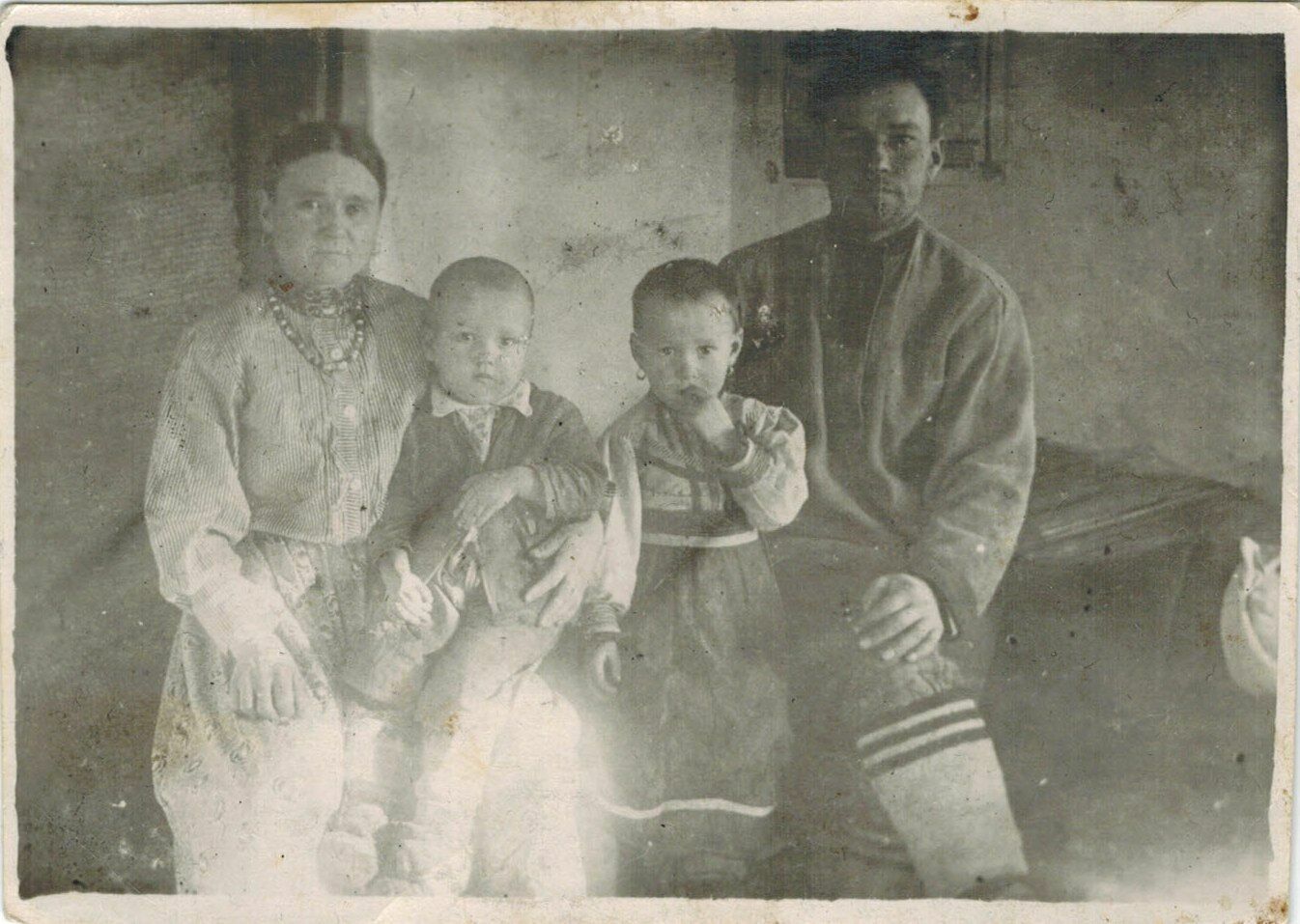 Обвиненный в измене родины Василий  Остряков с женой и детьми