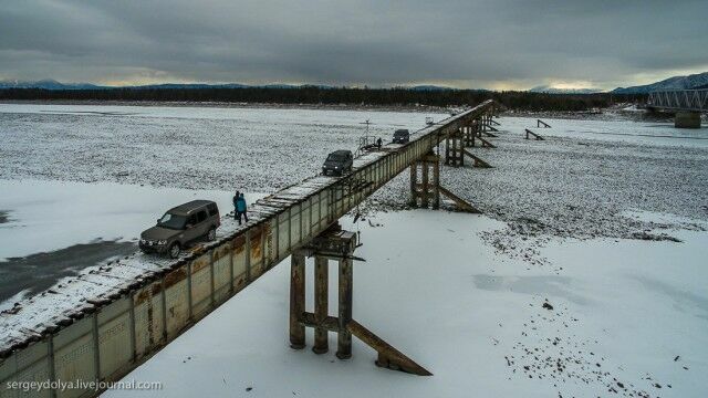 Видео дня: рискуя жизнью, водители преодолевают мост в Сибири