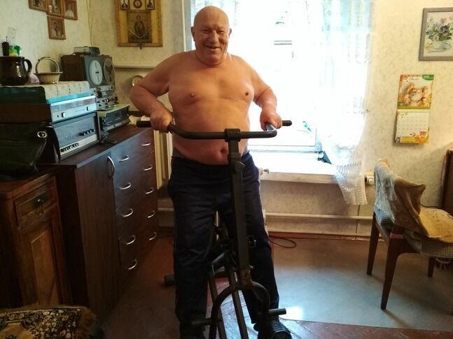 в свои 78 лет Валерий Николаевич выглядит лет на 15 моложе своего возраста, - вот что значит самодельный тренажер!