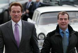 Медведев согласился покататься на лыжах со Шварценеггером