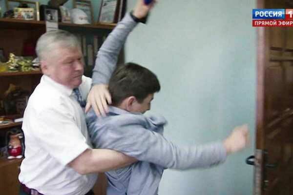 Журналист "России 24" потребовал миллион рублей с избившего его чиновника