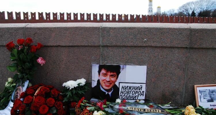 Сотрудники «Гормоста» убрали часть цветов с места убийства Немцова