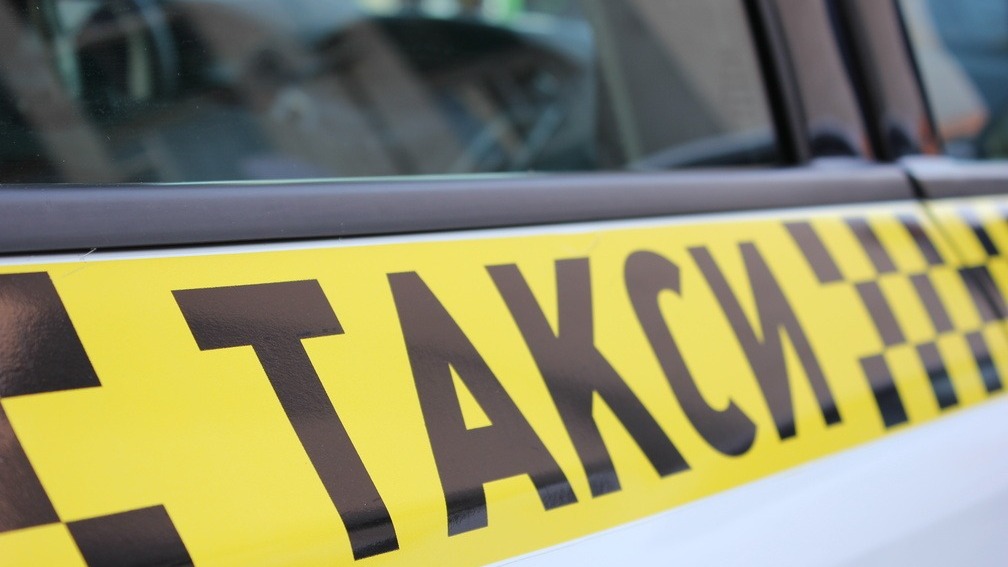 Пассажира, сломавшего челюсть водителю такси, внесли в черный список