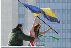 Топлесс-акцию устроили активистки FEMEN у здания «Газпрома»